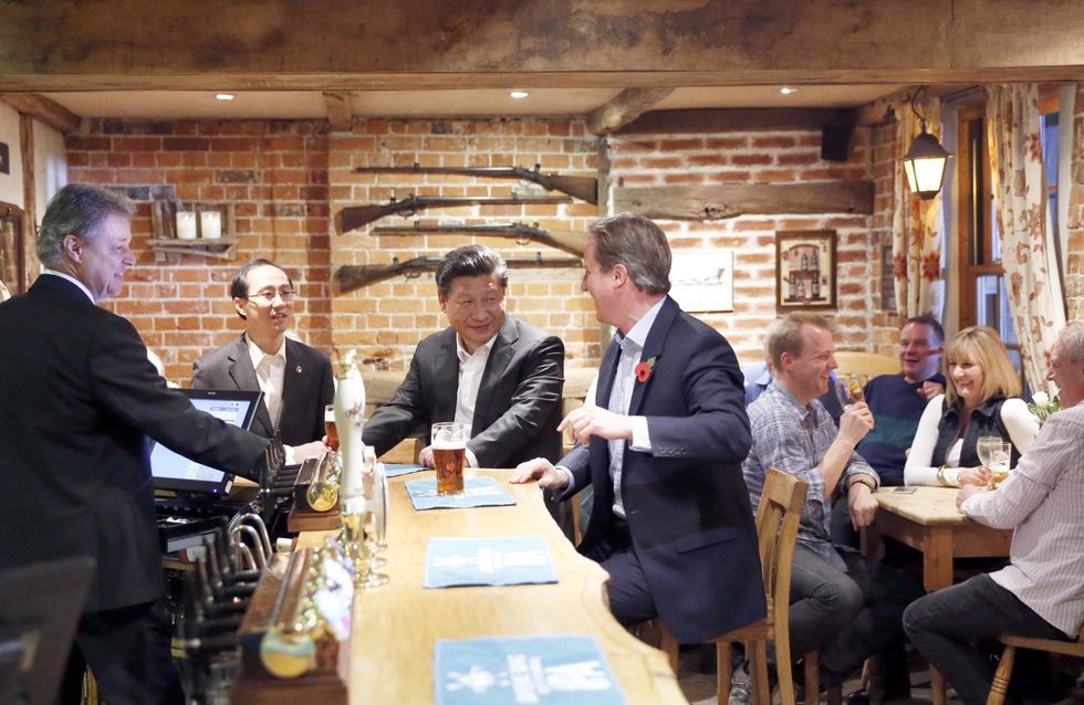 Photo of Chinese President Xi Jinping and David Cameron sharing a beer in 2015