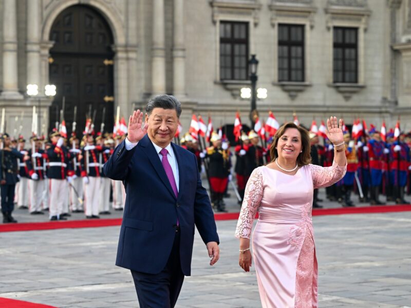 Photo of Chinese President Xi Jinping and Peruvian President Dina Boluarte in Lima
