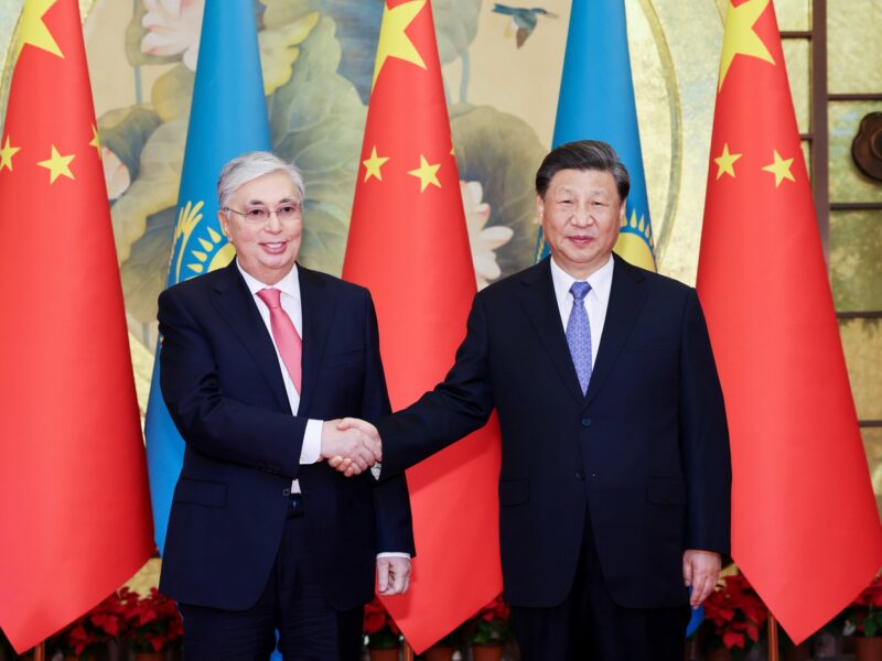 Photo of Chinese President Xi Jinping shaking hands with Kazakhstan President Kassym-Jomart Tokayev