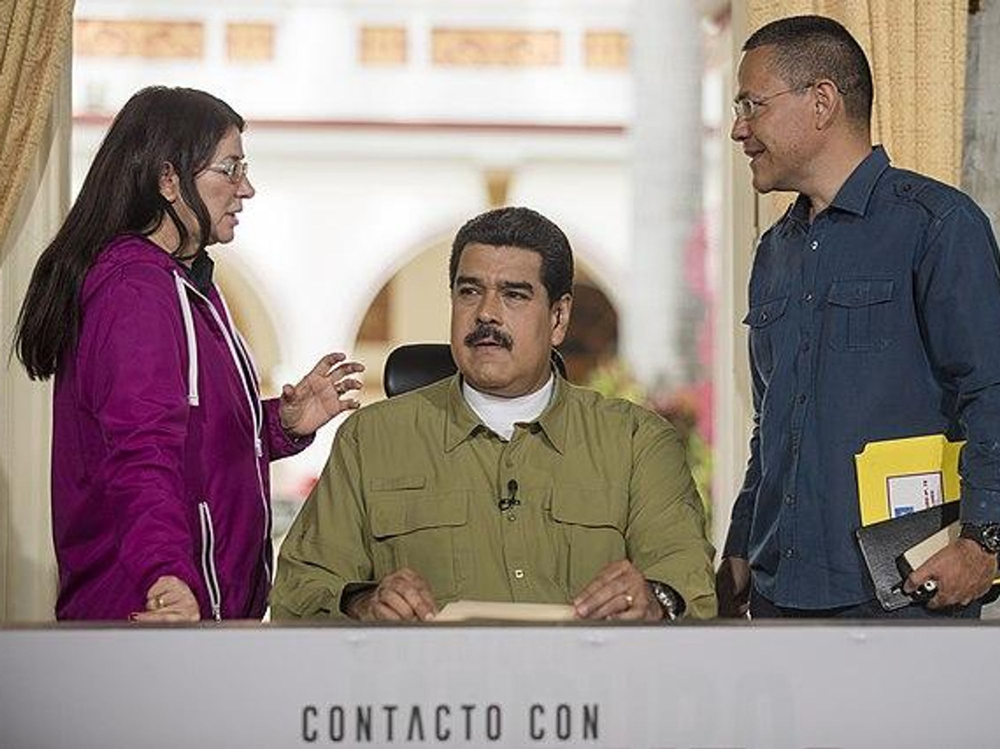 Photo of Cilia Flores (left) and her husband Nicolás Maduro (middle)