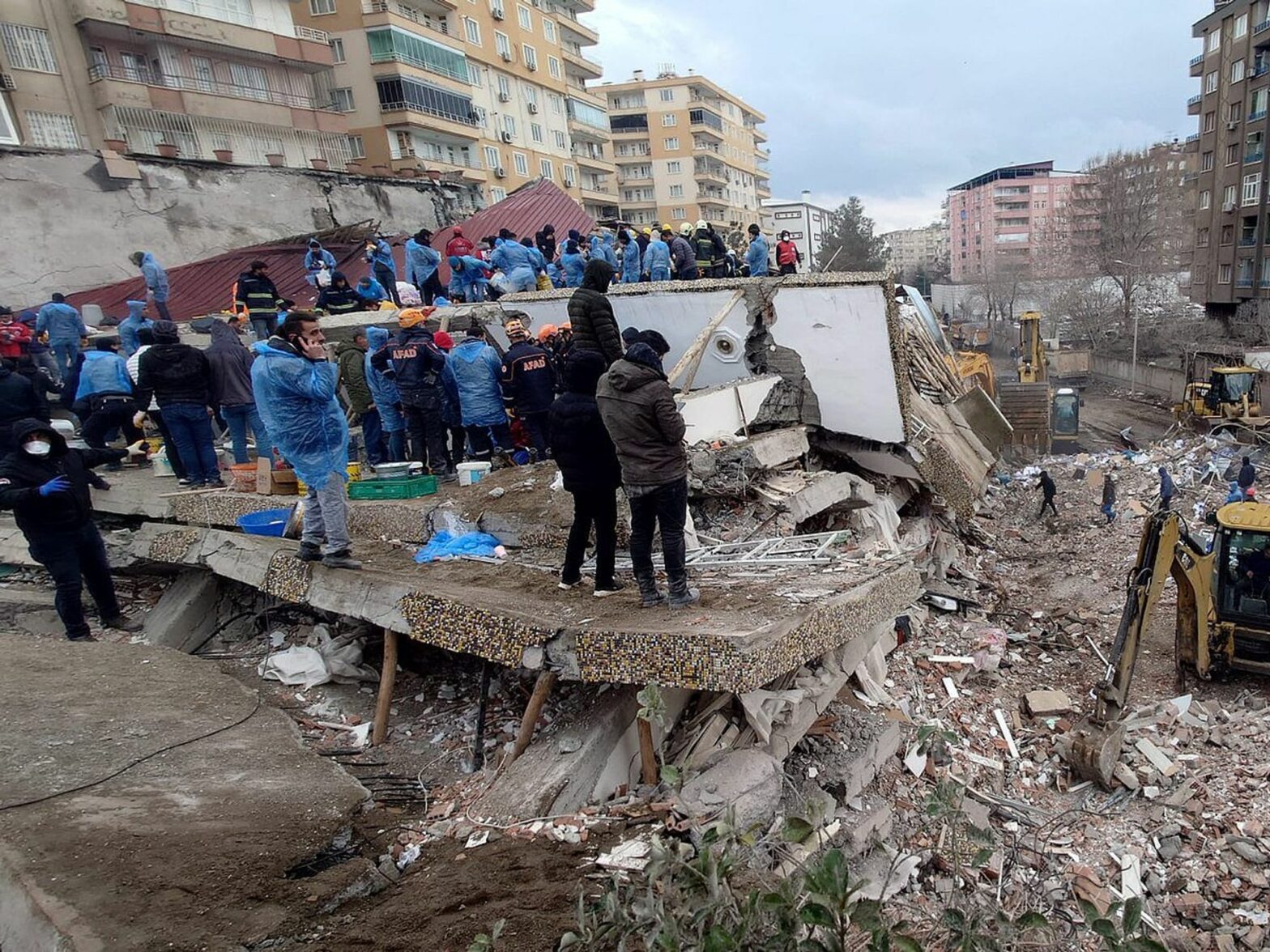 Photo of cleanup of the wreckage of a collapsed building, Diyarbakır, Turkey.