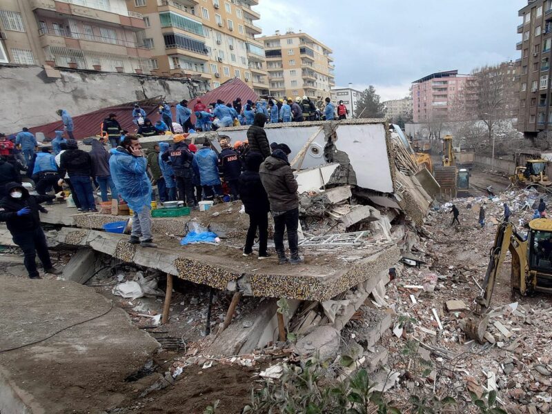 Photo of cleanup of the wreckage of a collapsed building, Diyarbakır, Turkey.