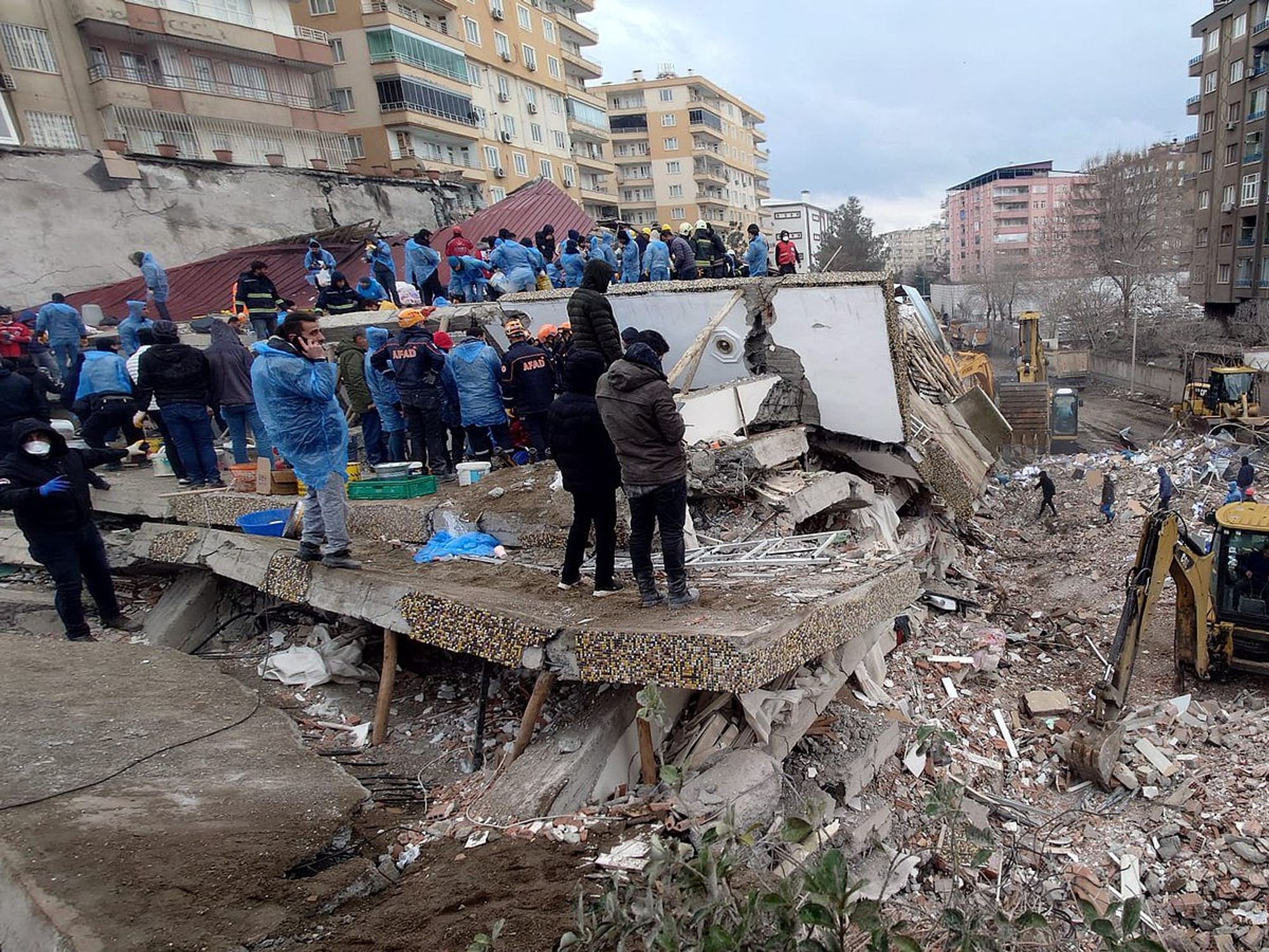 Photo of cleanup of the wreckage of a collapsed building, Diyarbakır, Turkey.