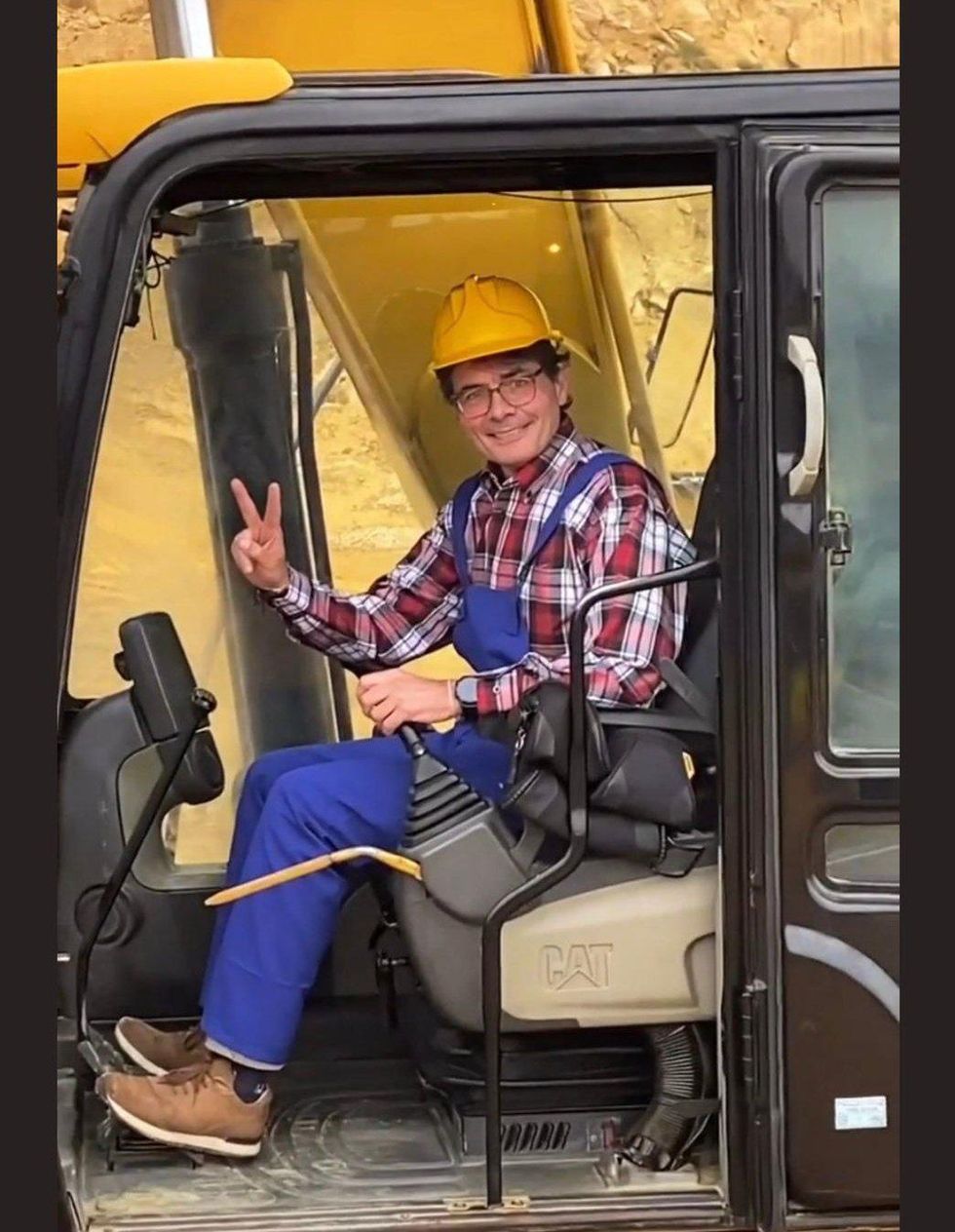 Photo of Colombian politician​ Alejandro Gaviria in worker's overalls