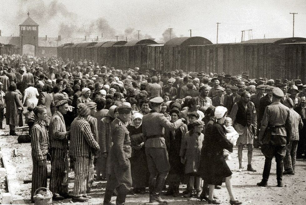 photo of crowds arriving at Auschwitz