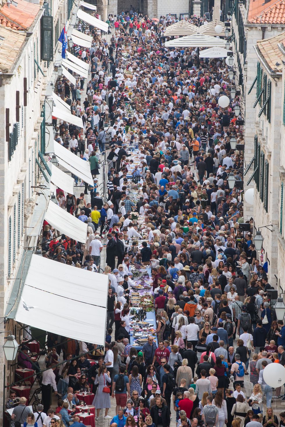 photo of crowds in dubrovnik
