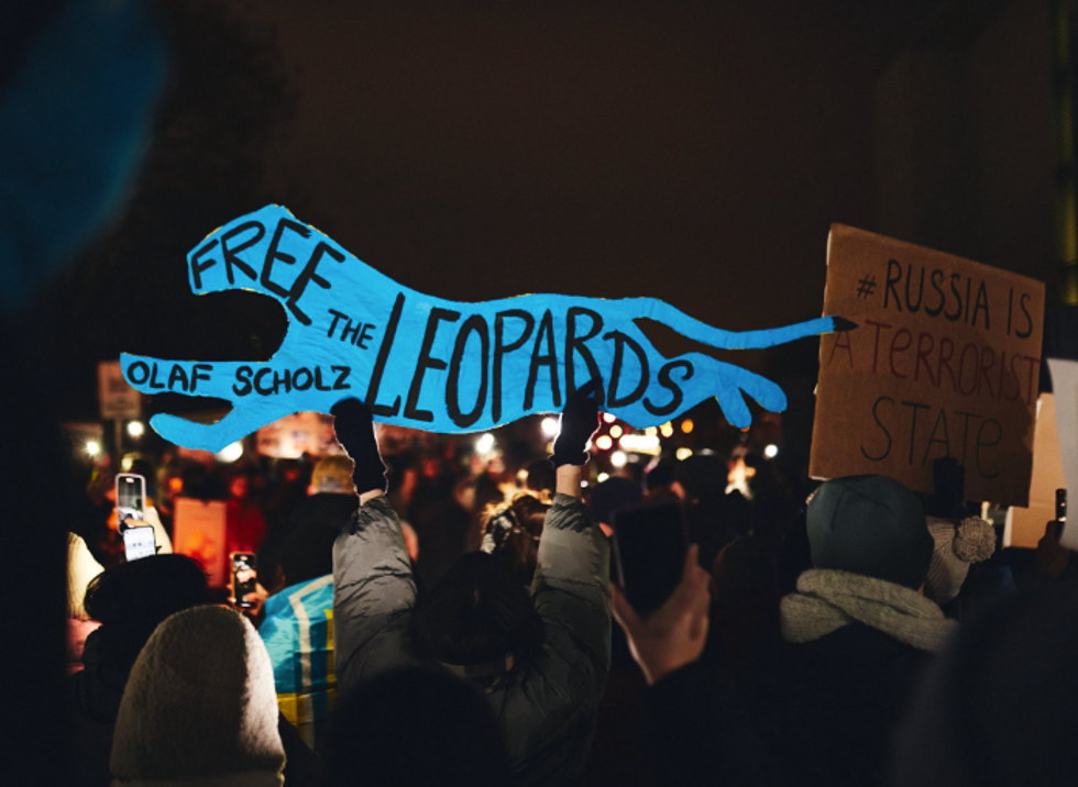 Photo of demonstrators holding signs asking for Olaf Scholz to deliver tanks to Ukraine