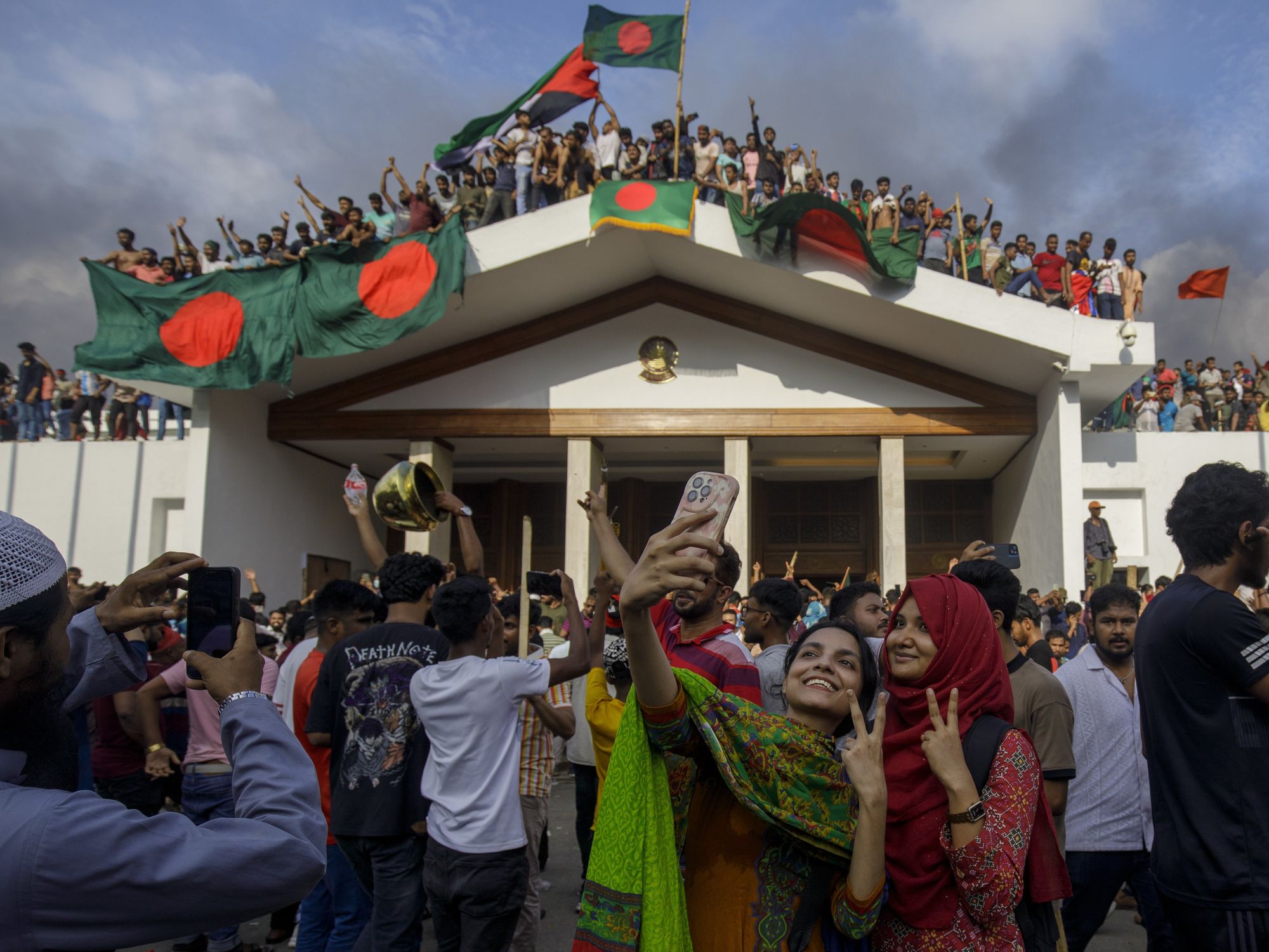 Photo of demonstrators storming Prime Minister Sheikh Hasina's palace in Dhaka