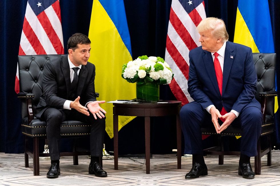 Photo of Donald Trump and Volodymyr Zelensky in a meeting in 2019