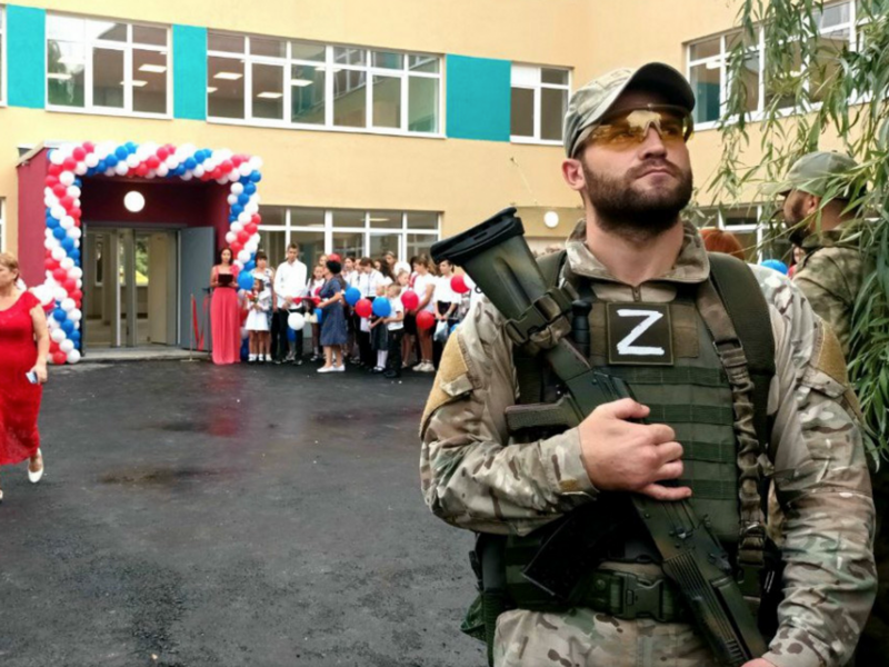 Photo of ​a Russian soldier near a school in occupied Mariupol in September 2022