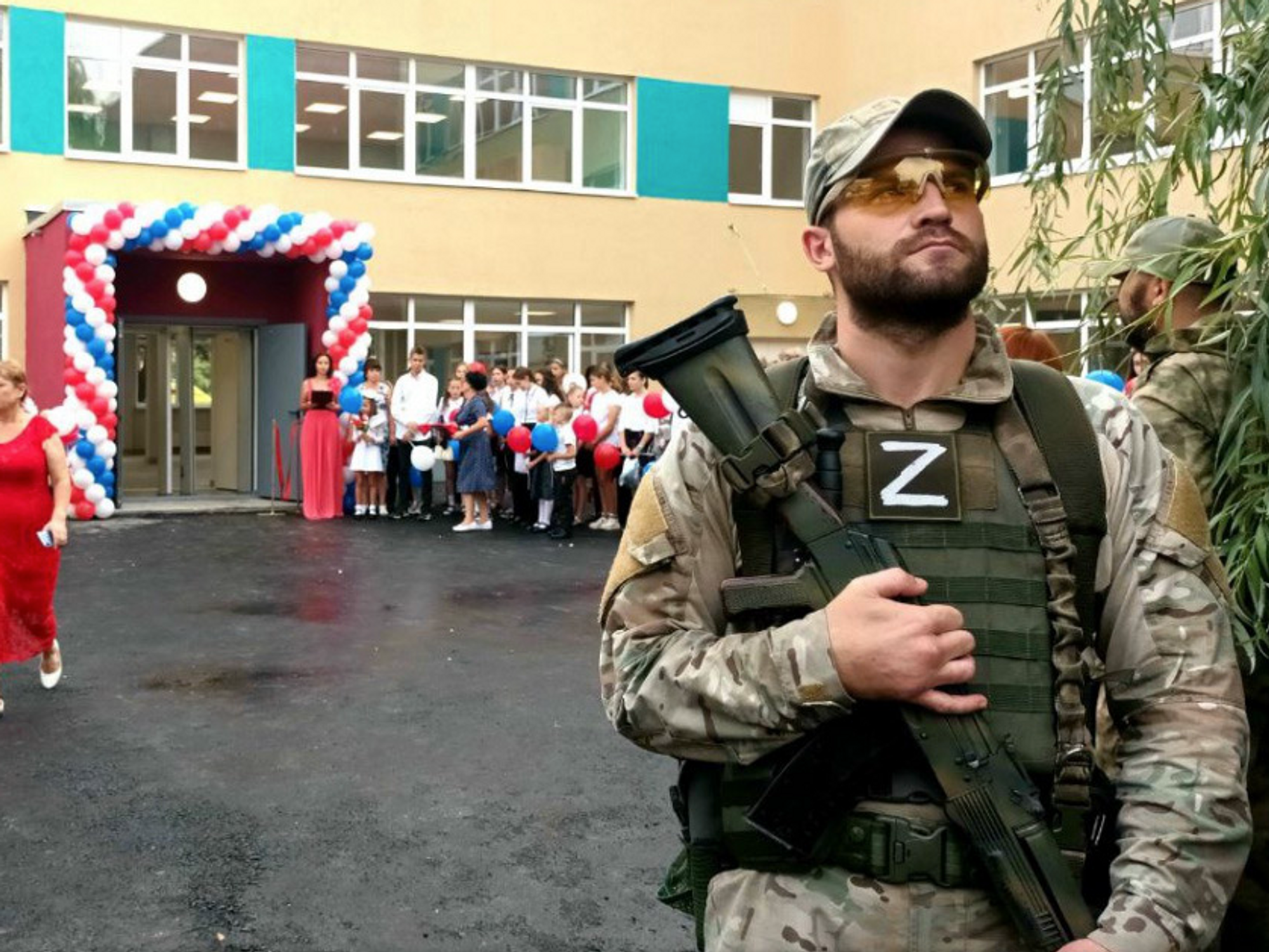 Photo of ​a Russian soldier near a school in occupied Mariupol in September 2022