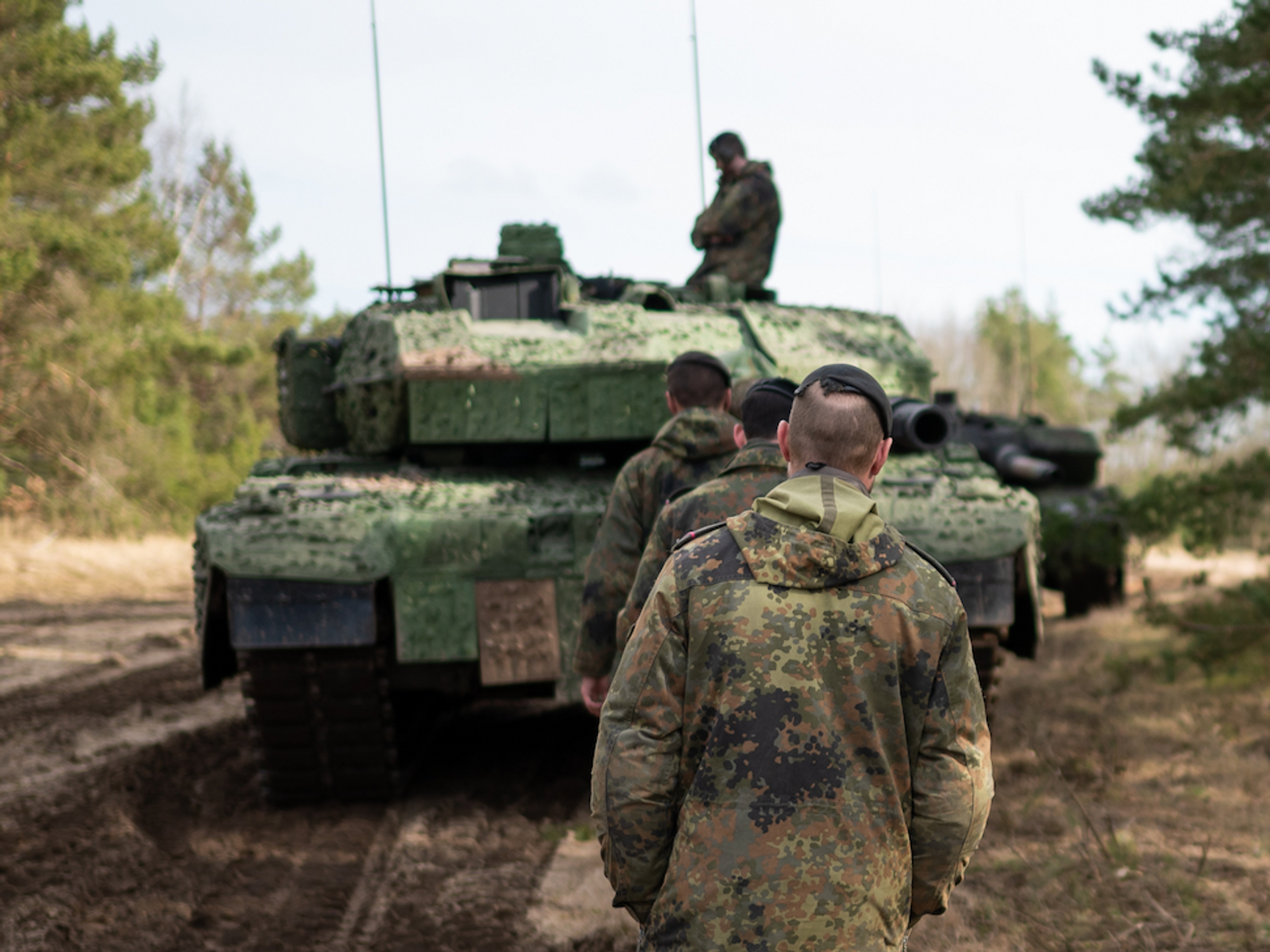 Photo of ​Bundeswehr soldiers training near a German tank in Munster, Germany