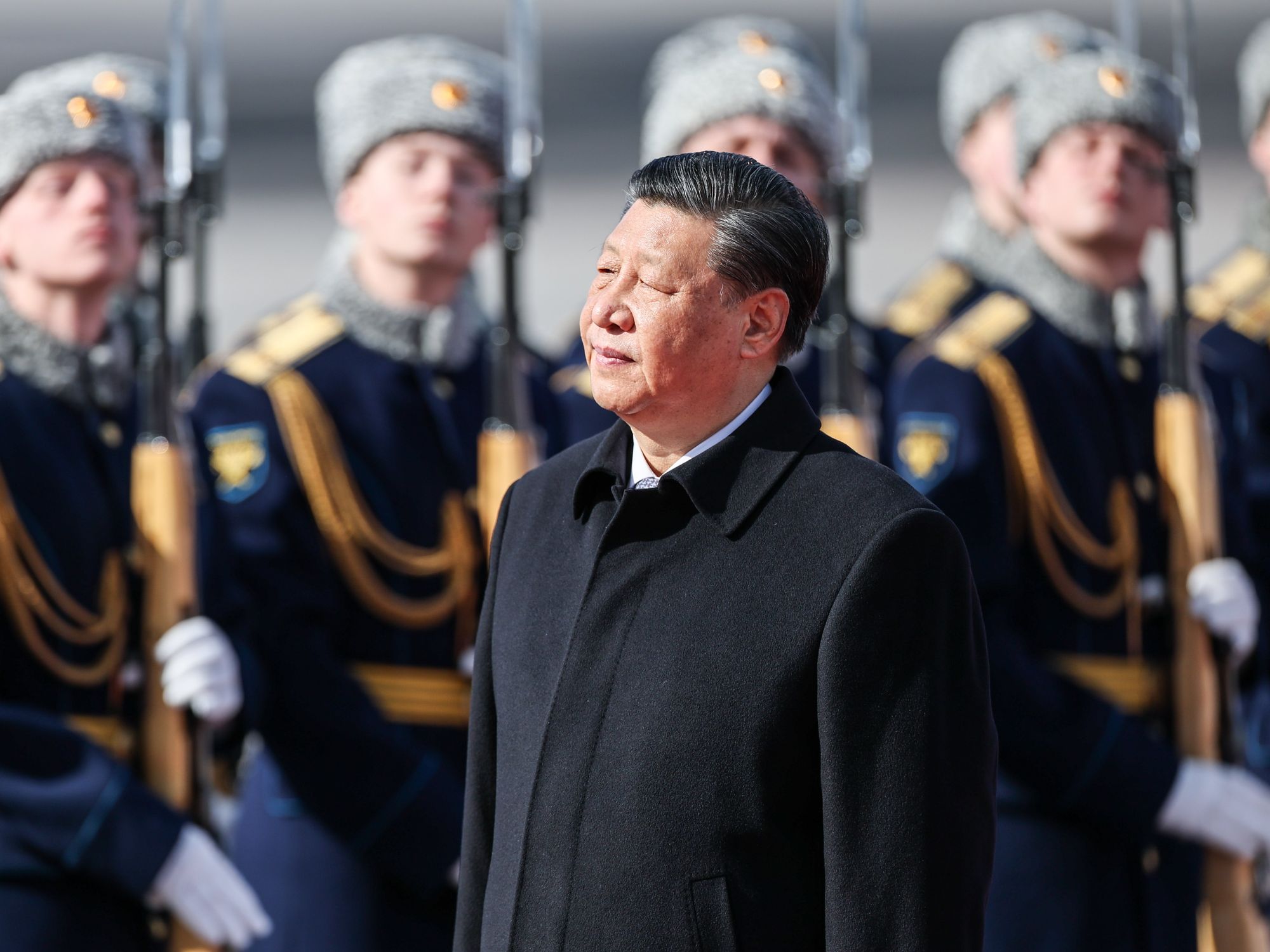 Photo of ​Chinese President Xi Jinping walking past Russian soldiers as he lands in Moscow on March 20