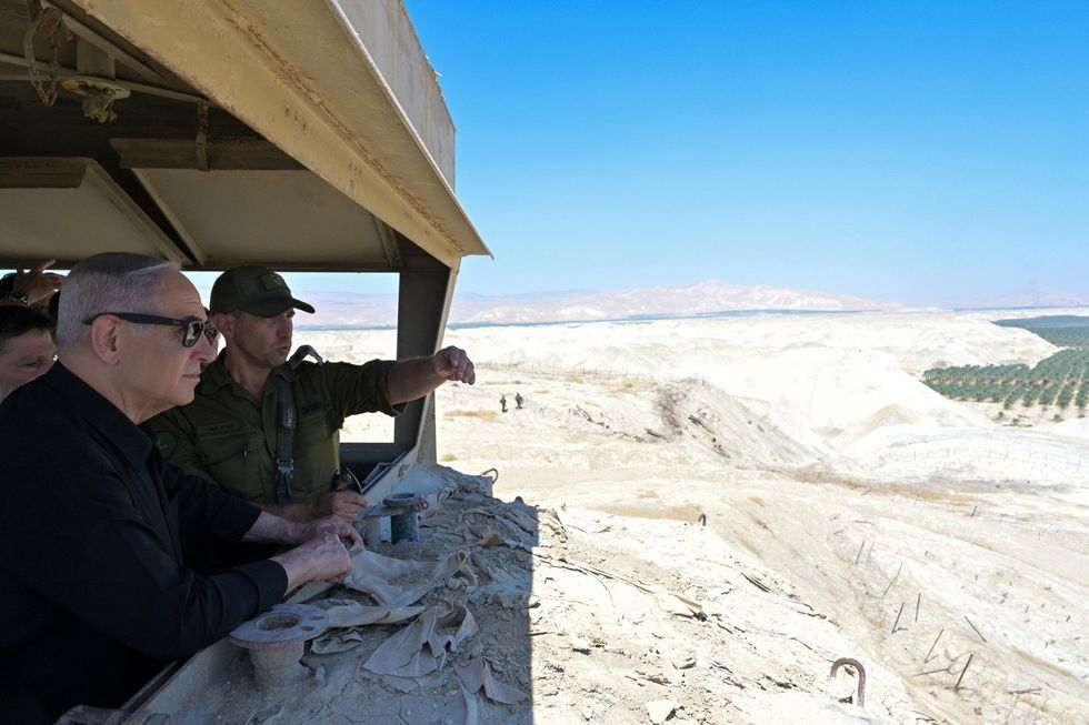 Photo of ​Israeli Prime Minister Benjamin Netanyahu and Finance Minister Smotrich visiting the Jordan Valley