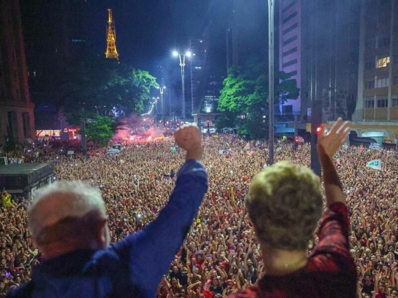 Photo of ​Lula with his former chief of staff and former President Dilma Rousseff waving to a crowd in Rio on Oct. 31