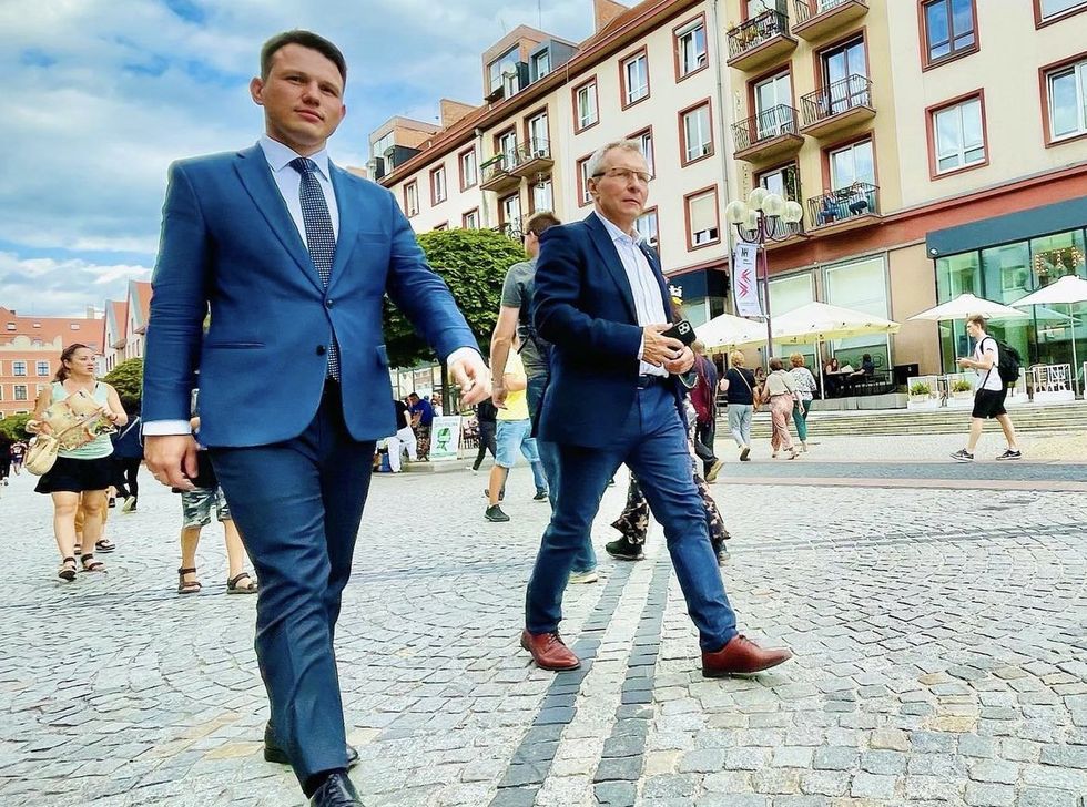 photo of ​Sławomir Mentzen walking to one of his 'beer campaign events' with Polish entrepreneur Dariusz Szumilo.