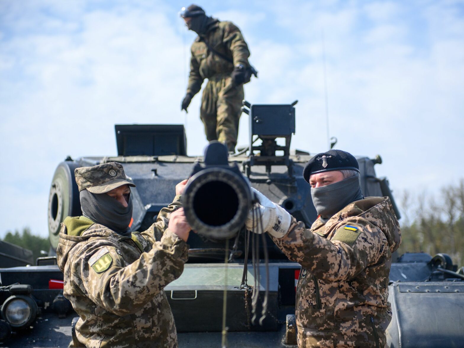 Photo of ​Ukrainian soldiers working on a Leopard tank.
