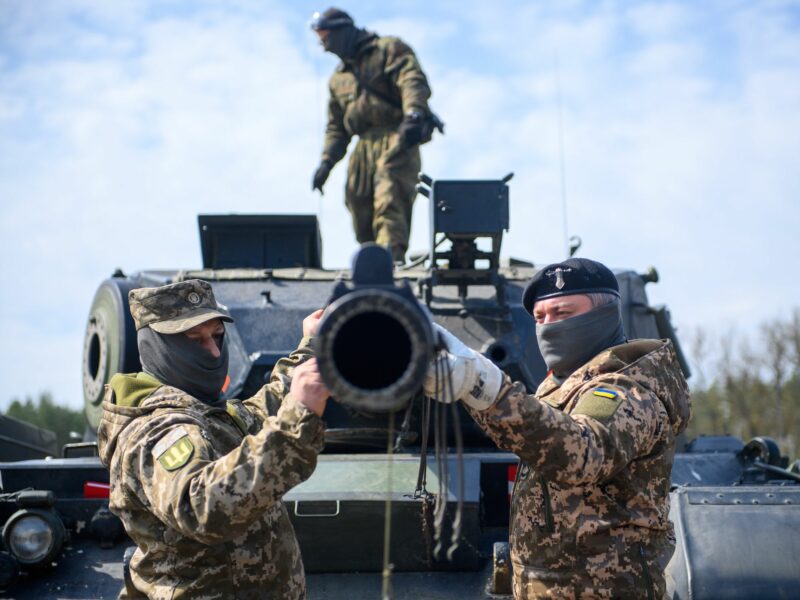 Photo of ​Ukrainian soldiers working on a Leopard tank.