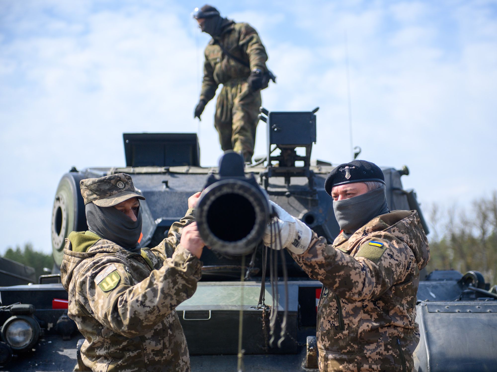 Photo of ​Ukrainian soldiers working on a Leopard tank.