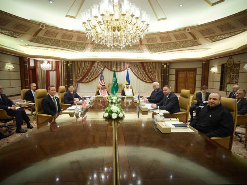 Photo of ​Ukrainian, U.S. and Saudi officials gathered around a table in Jeddah, Saudi Arabia, for peace talks on March 11