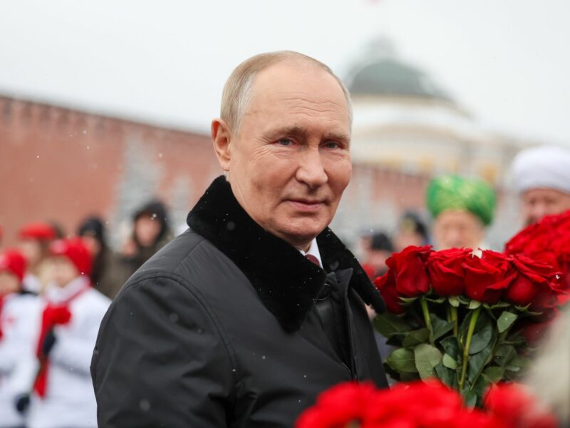 Photo of ​Vladimir Putin holding a bouquet of roses in Moscow on Nov. 4