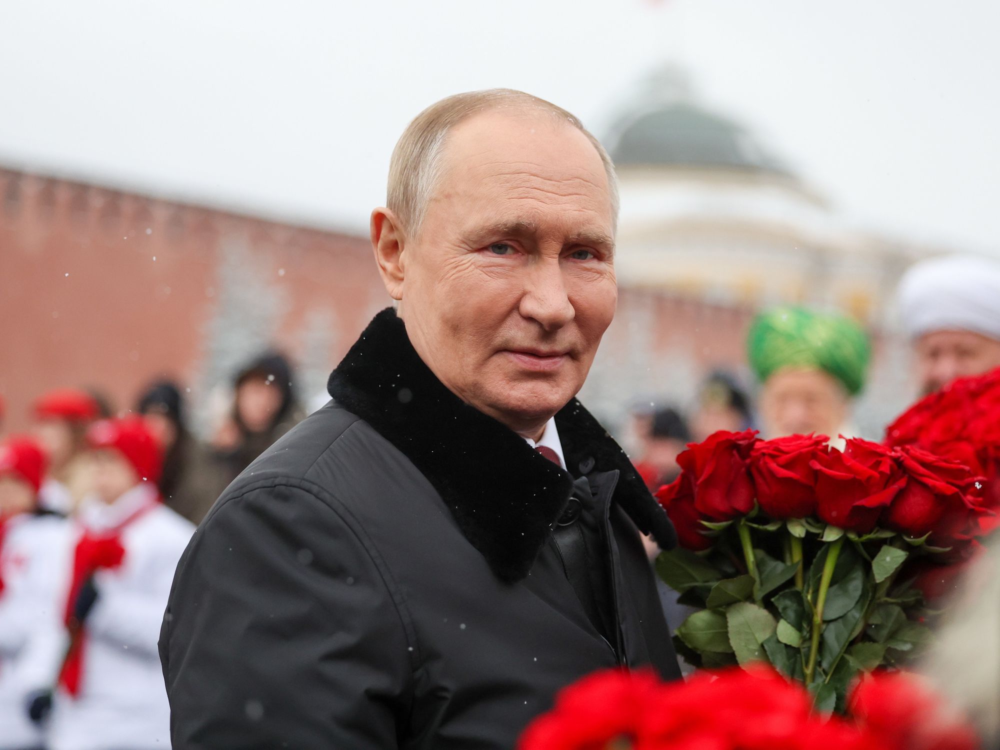 Photo of ​Vladimir Putin holding a bouquet of roses in Moscow on Nov. 4