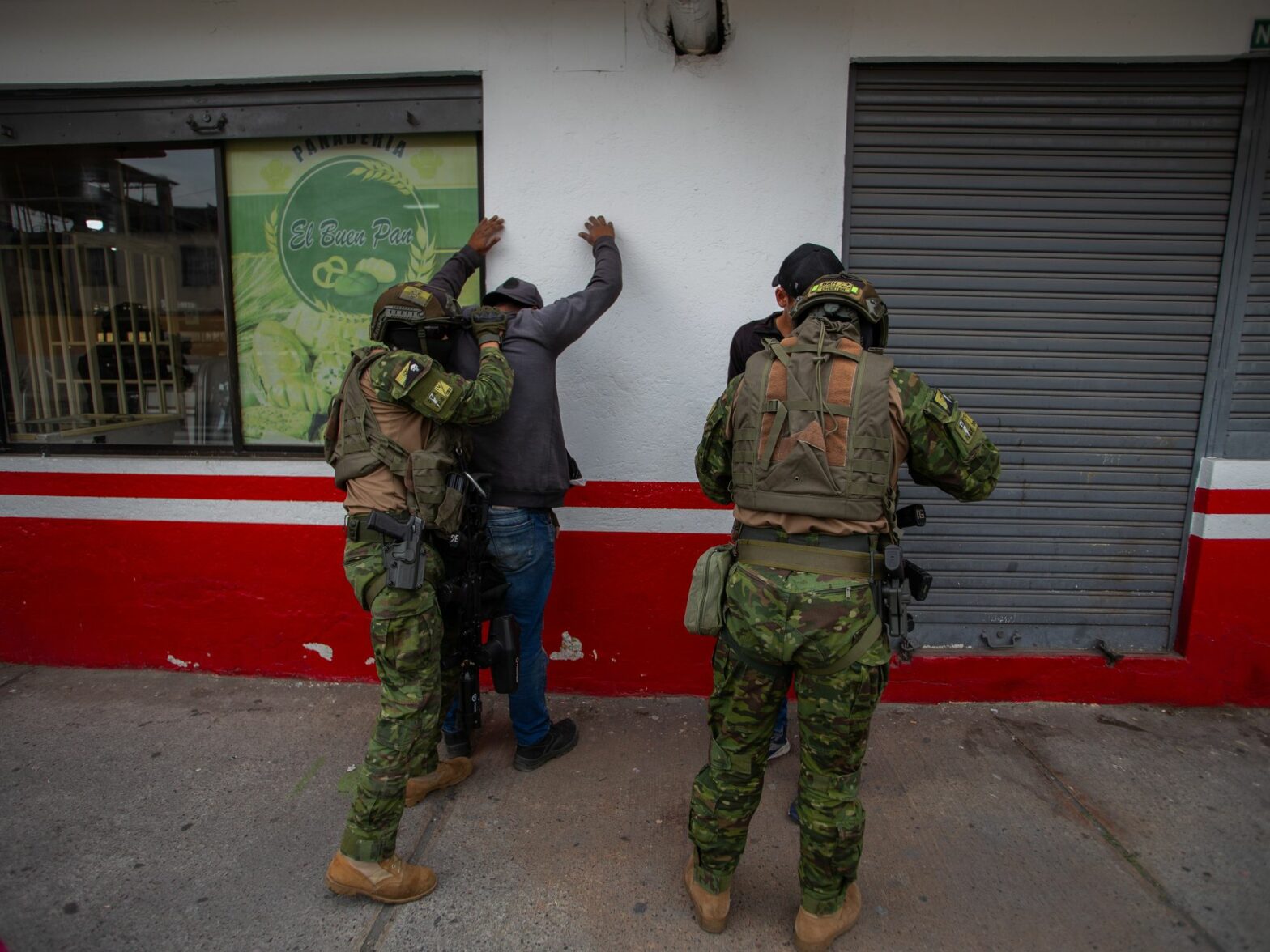 photo of elite teams from the Ecuadorian armed forces carrying out patrols and searches to combat crime in conflict-prone sectors of the city of Quito.