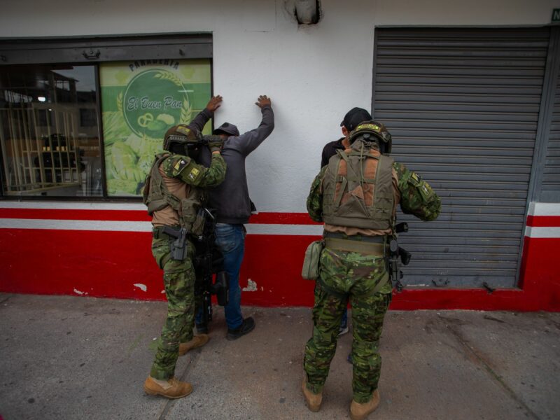 photo of elite teams from the Ecuadorian armed forces carrying out patrols and searches to combat crime in conflict-prone sectors of the city of Quito.