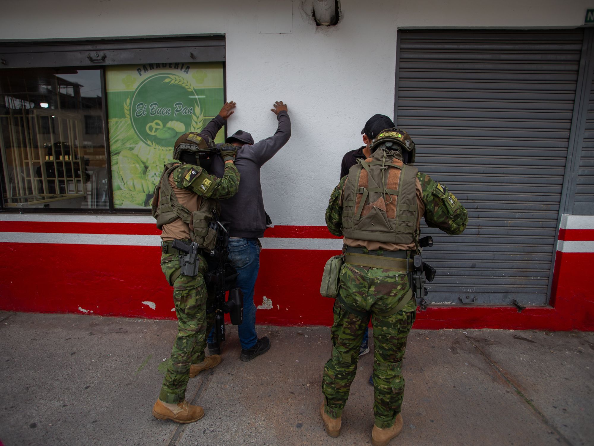 photo of elite teams from the Ecuadorian armed forces carrying out patrols and searches to combat crime in conflict-prone sectors of the city of Quito.