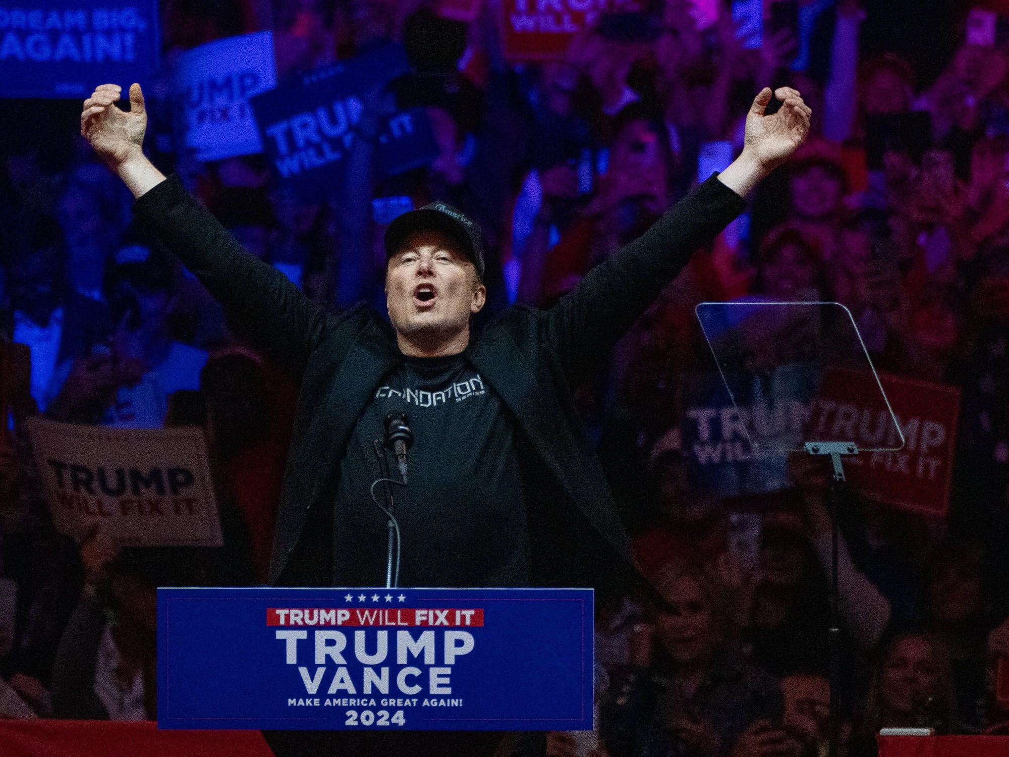 Photo of Elon Musk at a Trump-Vance campagin.