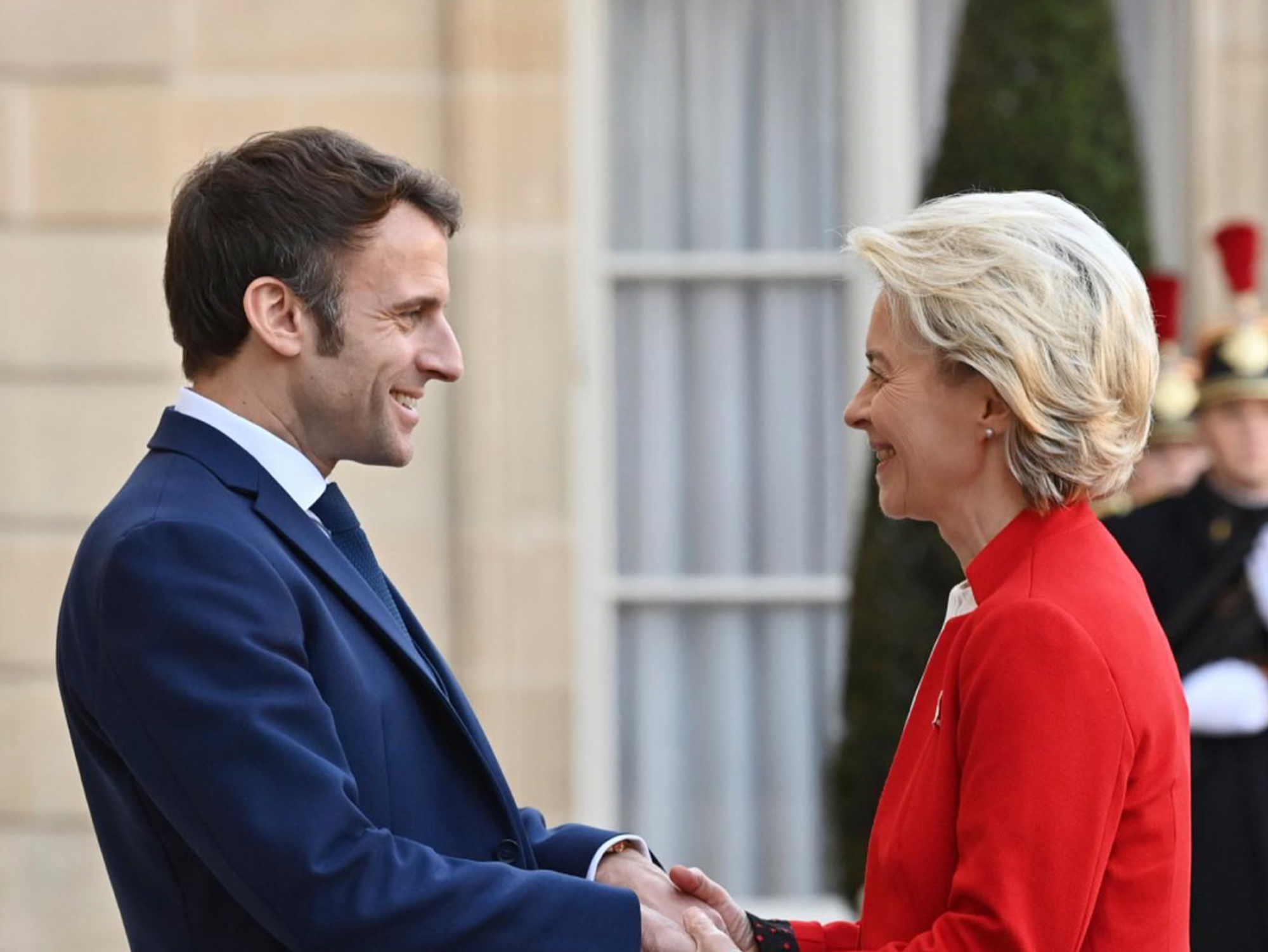 Photo of Emmanuel Macron and Ursula von der Leyen