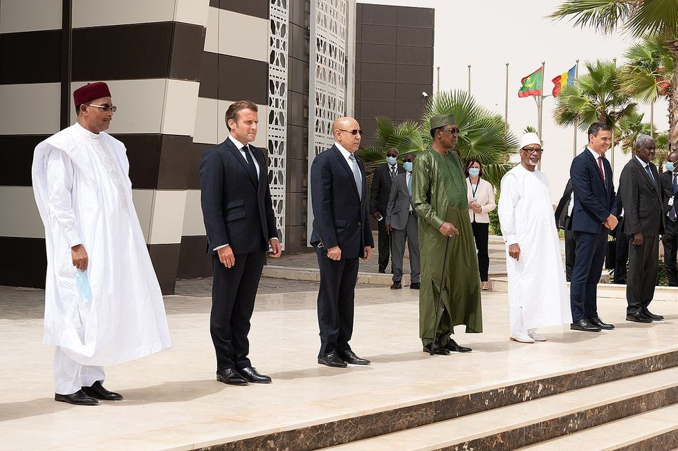 Photo of Emmanuel Macron with presidents of Mauritania, Níger, Burkina Faso, Mali, Chad and Spain.