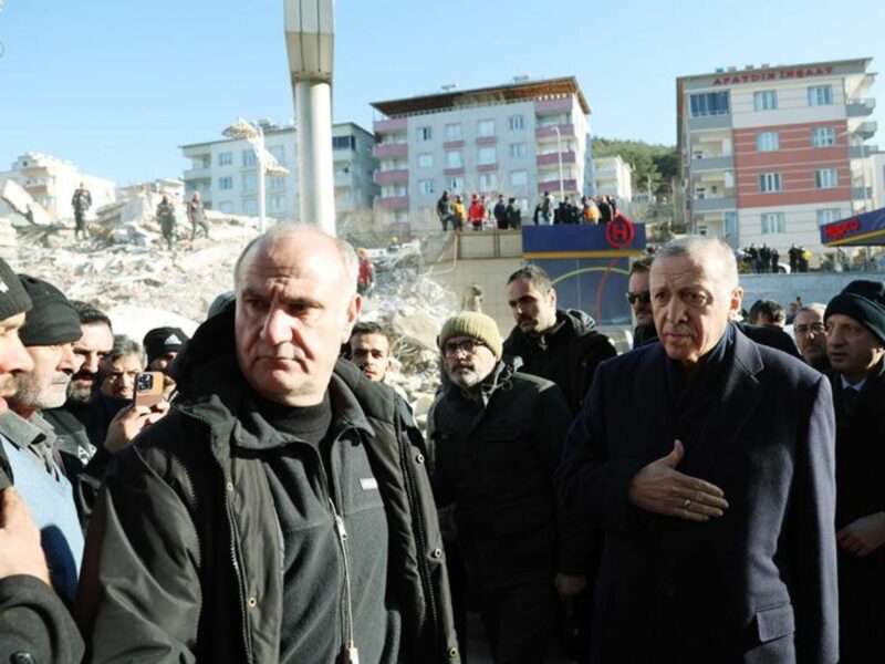 photo of Erdogan at the earthquake site
