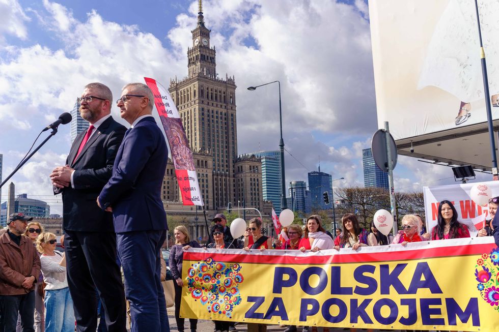 Photo of Grzegorz Braun and Wlodzimierz Skalik during an anti-Ukrainian gathering.