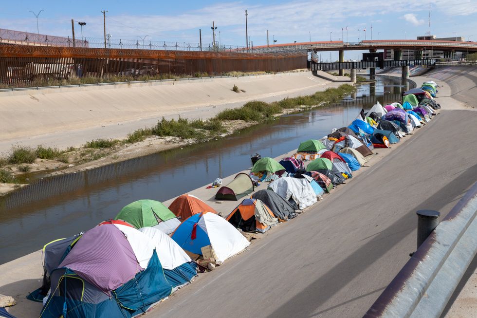 Photo of Hundreds of Venezuelan migrants camping in Juarez, Chihuahua, Mexico.