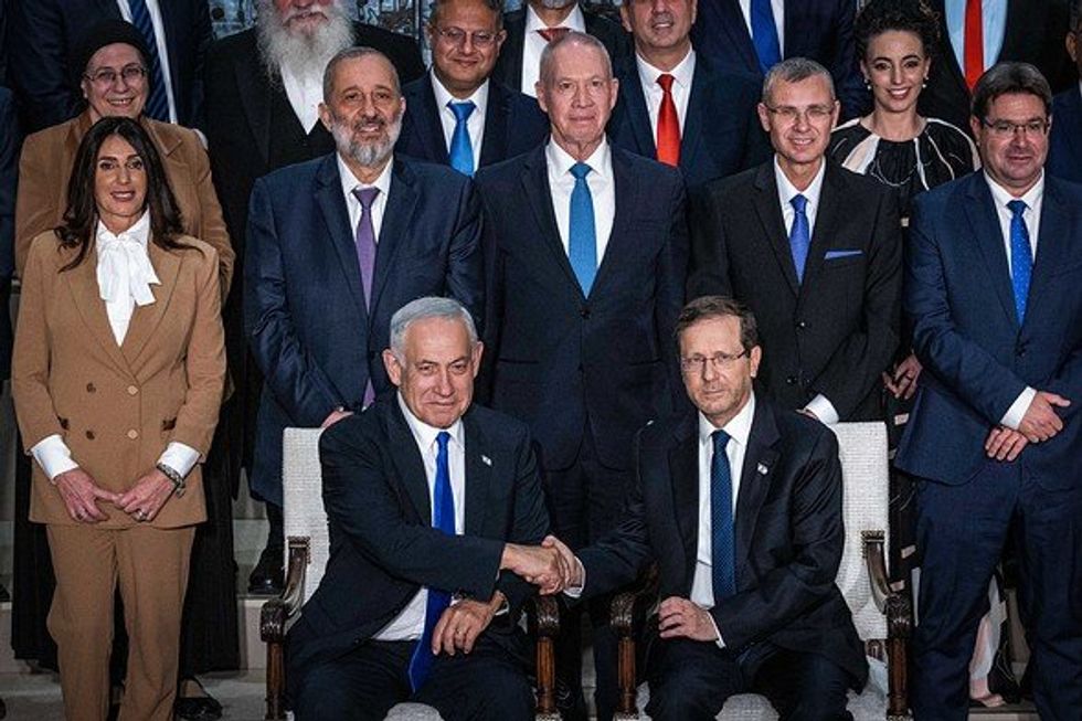 Photo of Isaac Herzog Benjamin Netanyahu shaking hands
