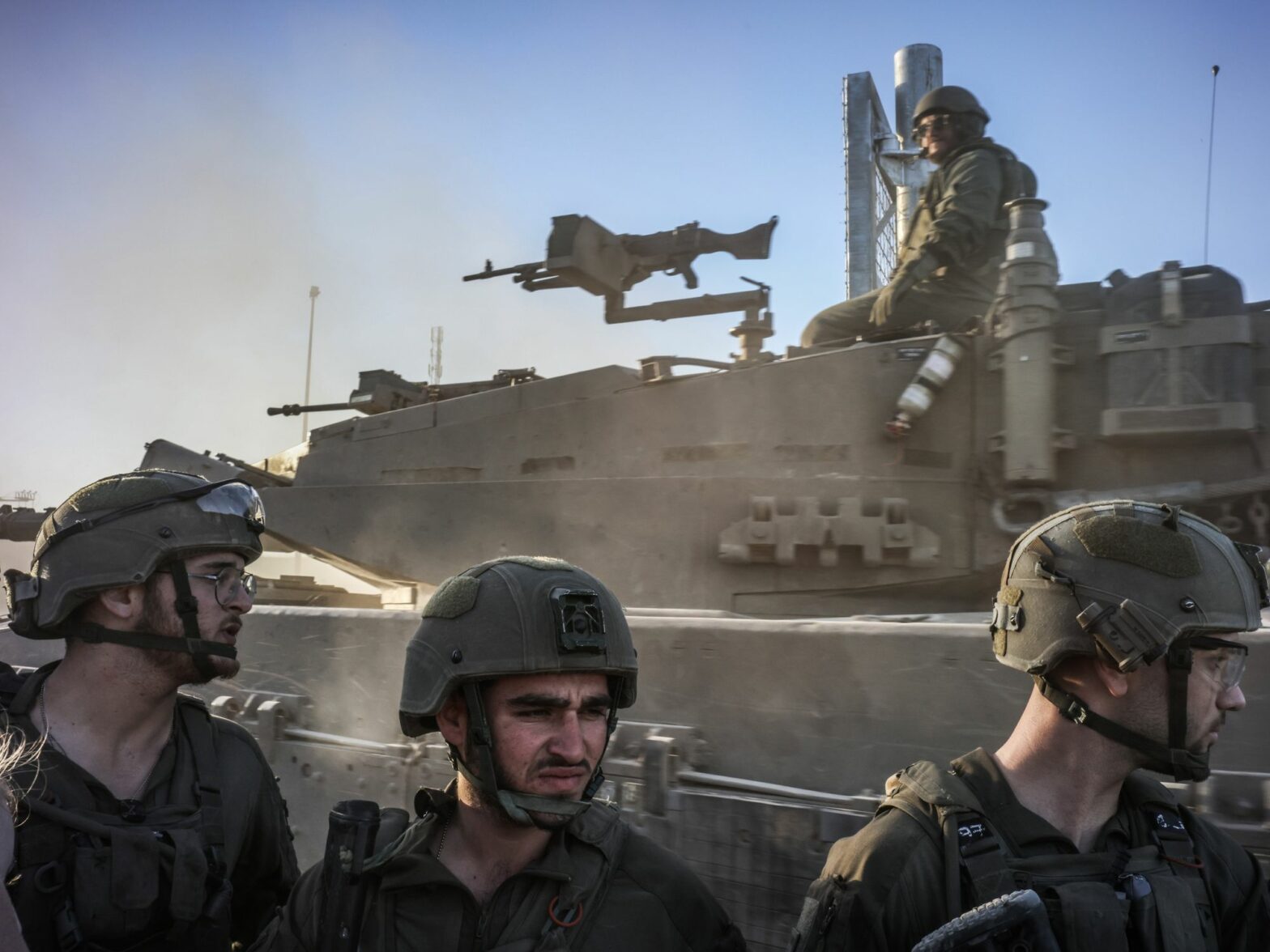 photo of israeli soldiers at border crossing
