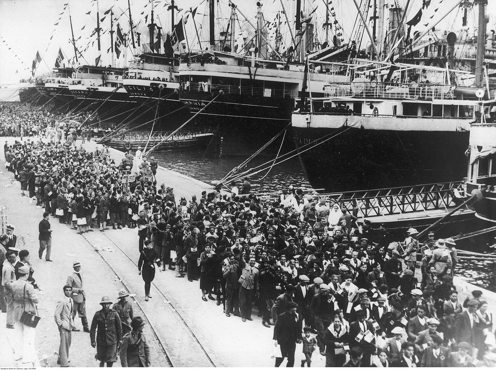 Photo of Italian colonists arriving in the ports of Libya in 1938