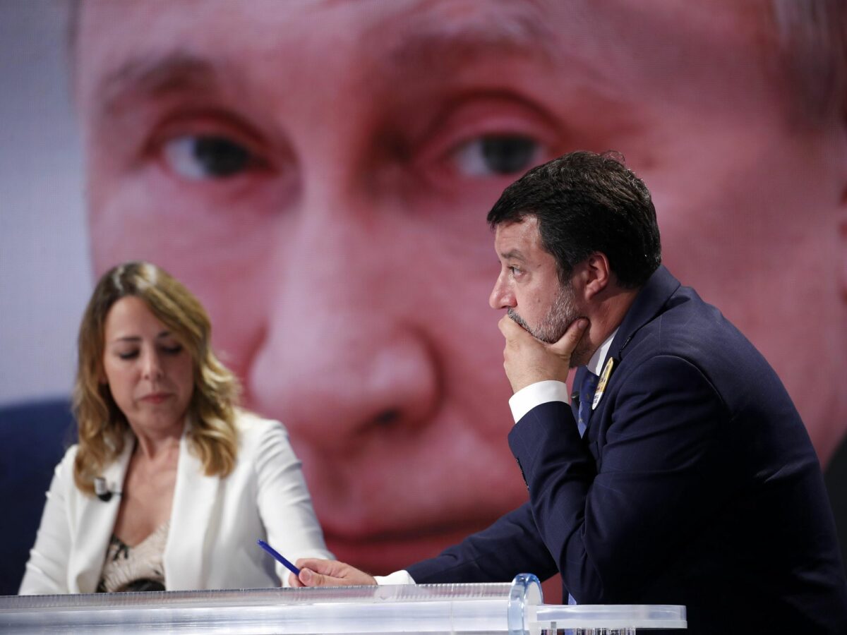 Photo of Italian far-right politician Matteo Salvini in front of a picture of Russian President Vladimir Putin