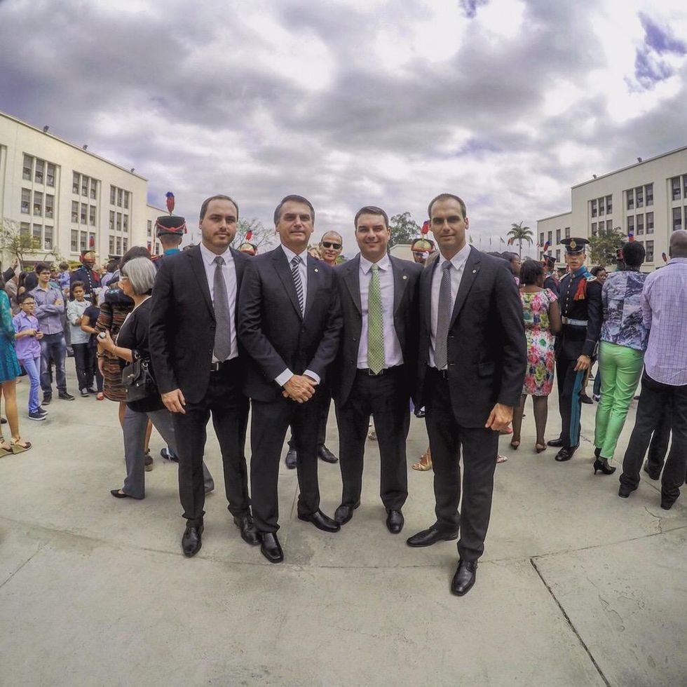 Photo of Jair Bolsonaro with sons, Carlos, Flávio and Eduardo in 2015