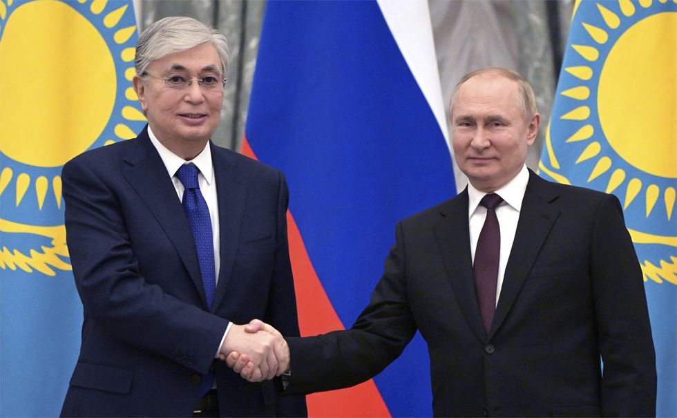 Photo of Kassym-Jomart Tokayev and Vladimir Putin shaking hands