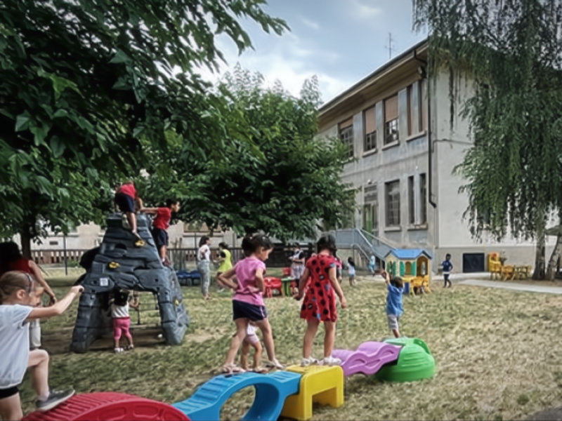 Photo of kids playing in the courtyard of a school in Dronero, Italy