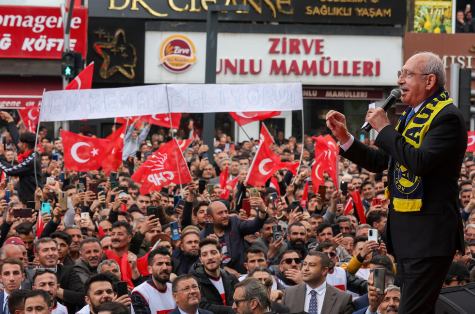 Photo of Kilicdaroglu and his supporters