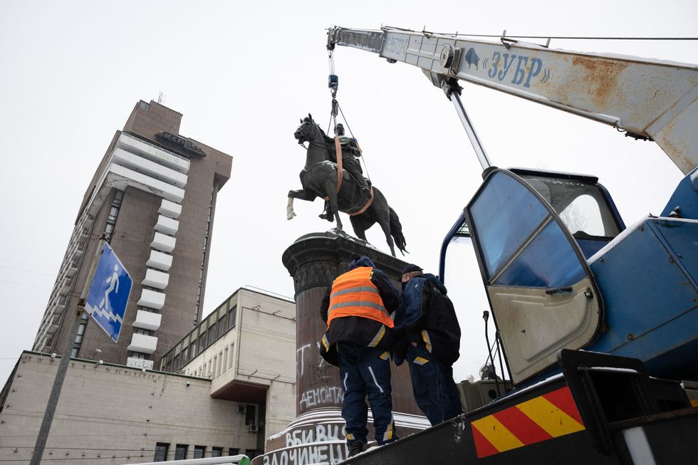 Photo of Kyiv's municipal workers dismantling a monument of a Soviet field commander during the Russian Civil War.