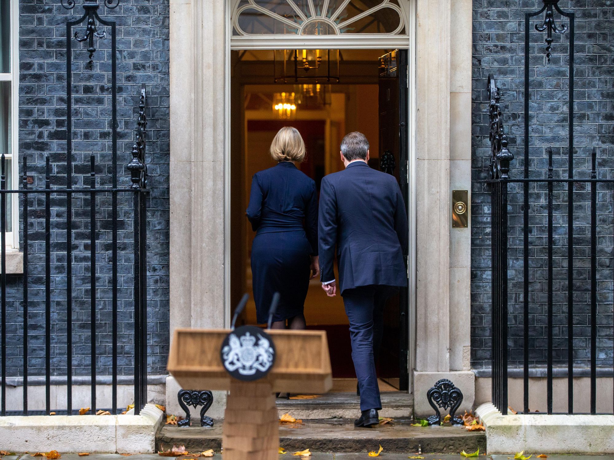 Photo of Liz Truss walking back inside 10 Downing Street after delivering her resignation speech on Oct. 20