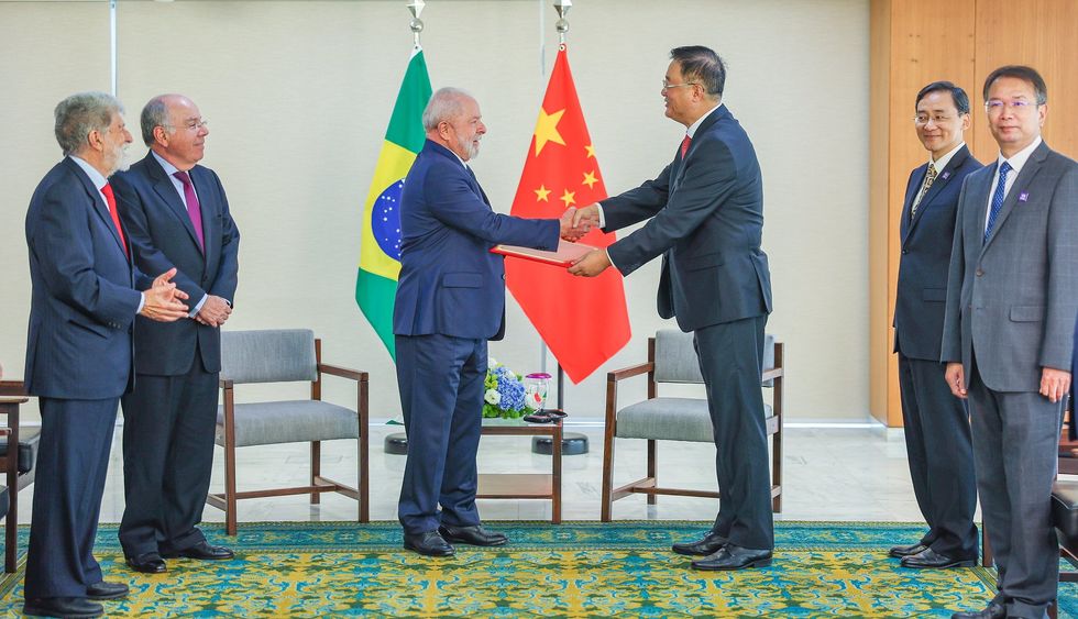 Photo of Lula da Silva with the Chinese ambassador to Brazil Zhu Qingqiao