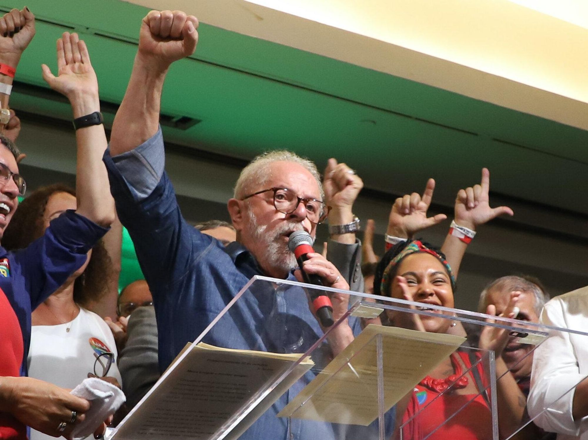 photo of Lula giving a victory speech after defeating bolsonaro