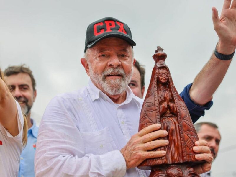 Photo of Lula holding a religious icon