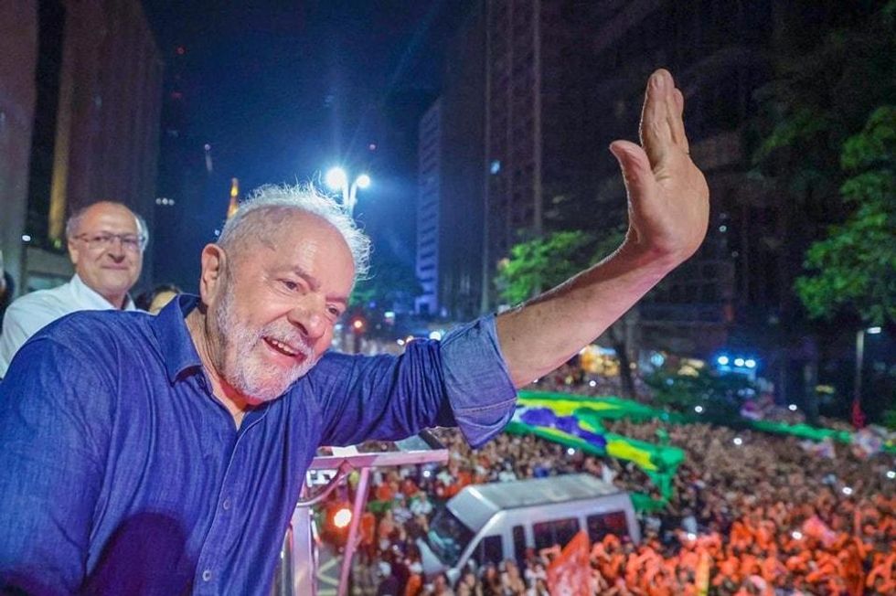 Photo of Lula waving to a crowd in Rio on Oct. 31
