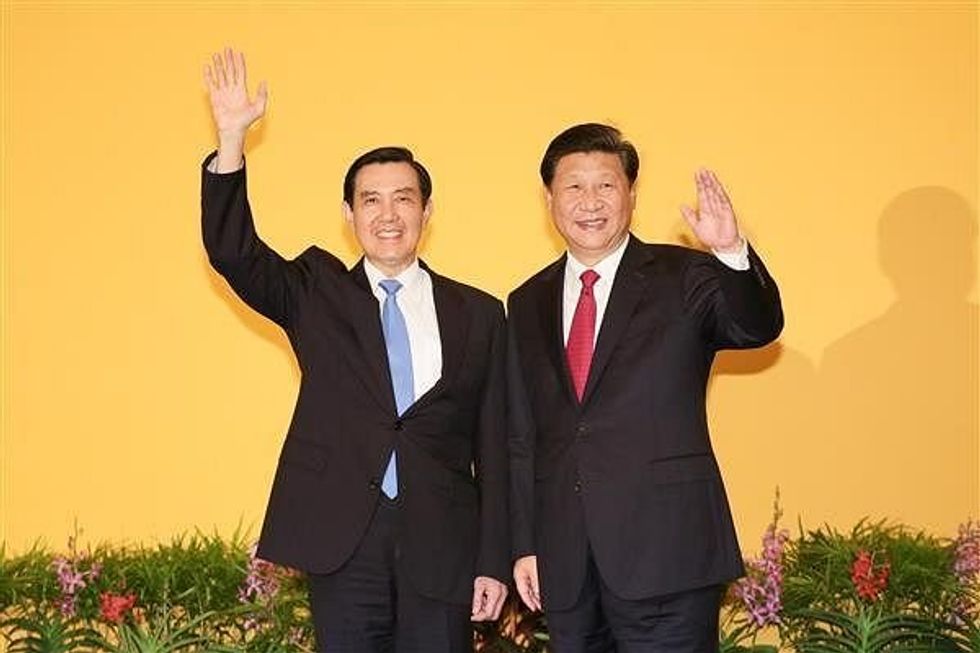 Photo of Ma Ying-jeou and Xi Jinping during a meeting in Singapore in 2015